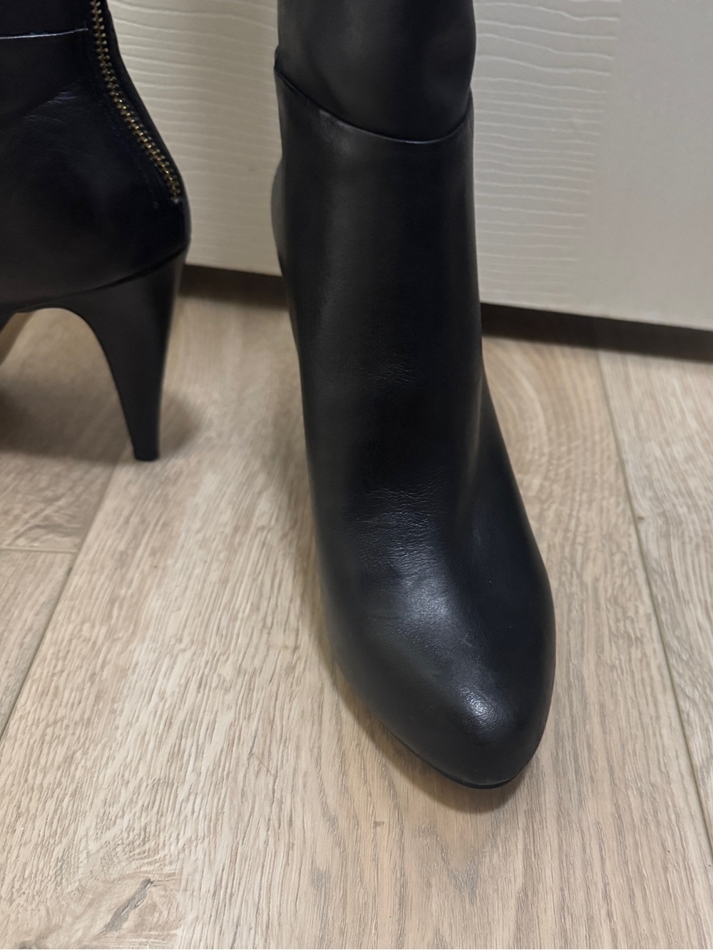 Banana Republic "Dayna" Black Knee-High Stiletto Boots with Gold Back Zip 8.5 - Picture 7 of 11